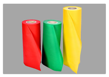 Merah / krem ​​/ biru gulungan besar PP kain bukan tenunan spunbond untuk bahan pengepakan